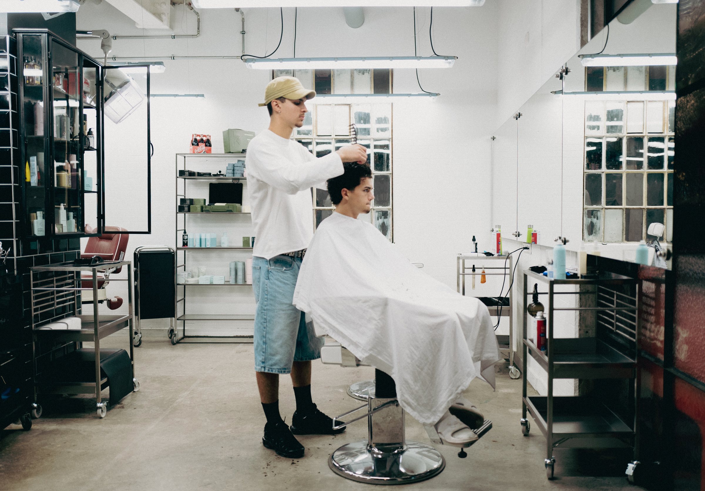 Friseur schneidet einem Kunden die Haare im Salon